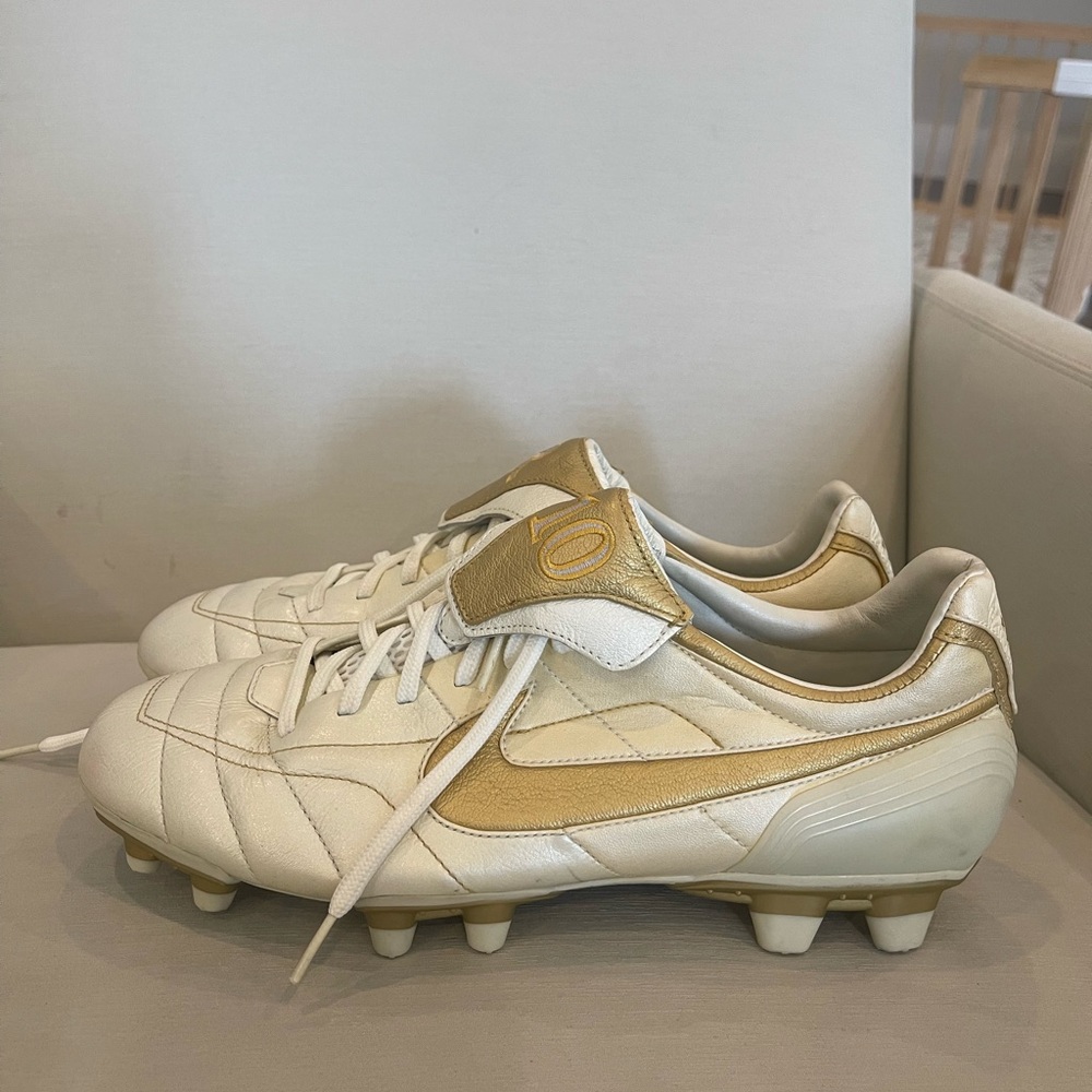 This is the original Nike Air Legend Tiempo Ronaldinho boot US10